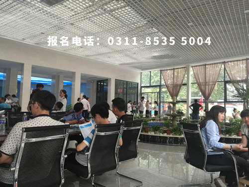 石家莊鐵路職業(yè)技工學(xué)校學(xué)費(fèi)一年多少？