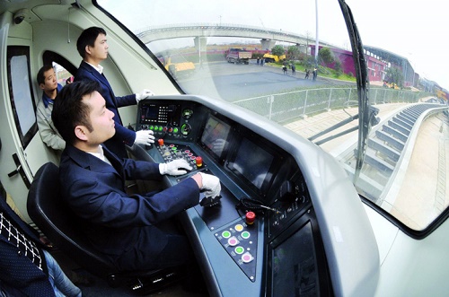 考火車(chē)司機(jī)必須是在職人員嗎？